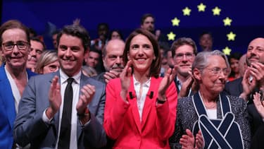 Le Premier ministre Gabriel Attal, l'eurodéputée Valérie Hayer et l'ancienne Première ministre Elisabeth Borne sur scène lors d'un meeting de campagne du parti au pouvoir français "Renaissance" pour les prochaines élections européennes à Paris, le 7 mai 2024.