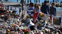 Bougies et fleurs en hommage aux victimes de l'attentat à Nice du 14 juillet 2016, au lendemain de l'attaque