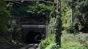 L'entrée du tunnel ferroviaire où deux adolescents ont été tués après avoir été heurtés par un train à Lormont, dans la banlieue de Bordeaux, dans le sud-ouest de la France, le 28 août 2025.