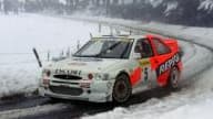 L'Espagnol et sa Ford sur les routes enneigées du Monte Carlo, en 1997. Cette année, le rallye roule pour l'IRC.