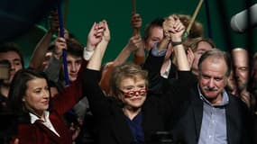 Eva Joly, entourée de Cécile Duflot secrétaire nationalez d'Europe Ecologie-Les Verts, et de Noël Mamère. Noël Mamère estime que si le faible score de la candidate dans les sondages se confirme dans les urnes, EELV aurait intérêt à renoncer à des "strapon