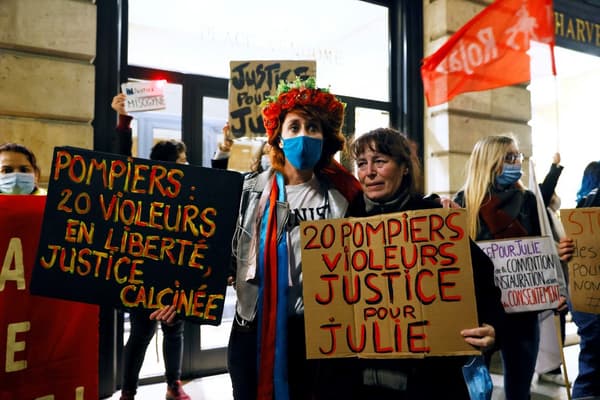 Corinne Leriche lors d'une manifestation de soutien à sa fille, le 18 novembre 2020. Corinne Leriche lors d'une manifestation de soutien à sa fille, le 18 novembre 2020.