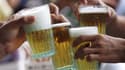 Les députés français ont adopté jeudi un dispositif prévoyant une forte augmentation de la taxe sur les bières, dont l'ampleur sera toutefois réduite pour les petites brasseries. /Photo d'archives/REUTERS/Kham