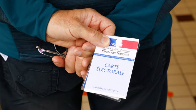 Un Français patiente avant de pouvoir voter lors du premier tour des élections régionales & départementales, dimanche 20 juin 2021 (image d'illustration).