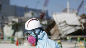 Un employé de Tepco devant le réacteur n°1 de la centrale nucléaire Fukushima Daiichi, le 10 février 2016.