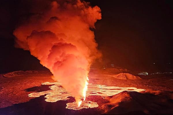 De la fumée et de la lave sortent d'une nouvelle fissure lors d'une éruption volcanique à la périphérie de la ville évacuée de Grindavik, dans l'ouest de l'Islande, le 8 février 2024.