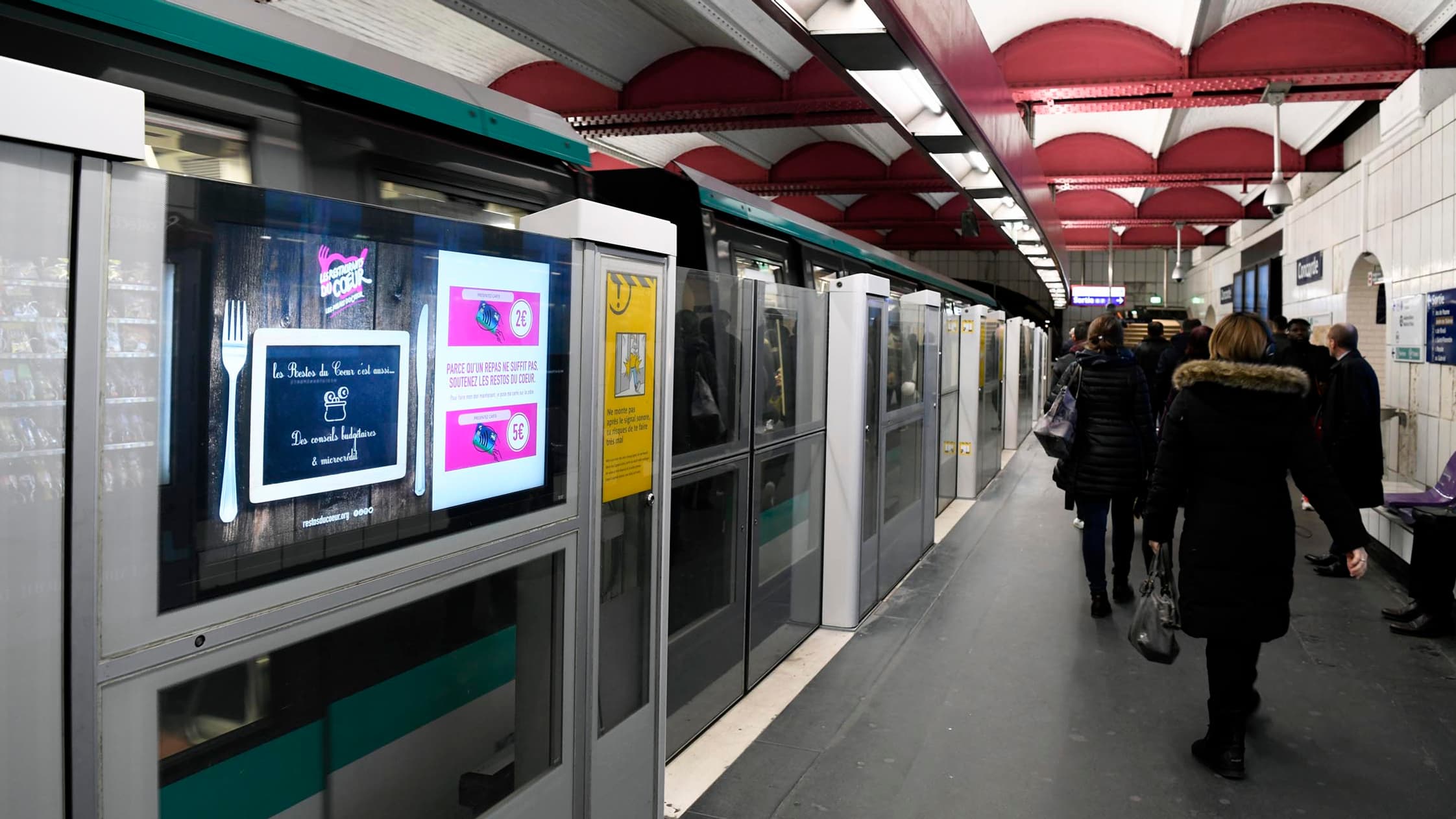 Des écrans sur les portes palières du métro pour faire des dons Des écrans sur les portes palières du métro pour faire des dons