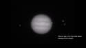 L'impact sur Jupiter est bien visible à droite au dessus de l'équateur.