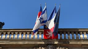 Le drapeau israélien sur le fronton de l'hôtel de ville de Lyon après les attaques du Hamas. 