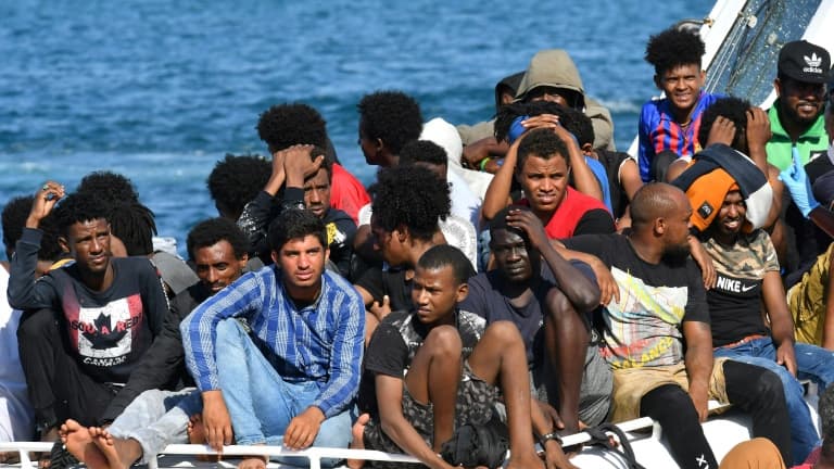 Des migrants en provenance de Tunisie et de Libye arrivent à Lampedusa à bord d'un bateau des gardes-côtes italiens, le 1er août 2020.