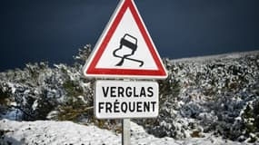 Un panneau de signalisation alerte sur le risque de verglas sur les routes. Photo d'illustration
