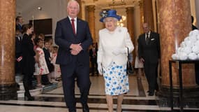 La reine Elizabeth II au côté de son émissaire canadien à Londres, le 19 juillet 2017