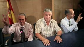 De gauche à droite, Omar Ruiz, Ricardo Gonzalez et Jose Luis Garcia, trois des six prisonniers politiques libérés par Cuba, lors d'une conférence de presse à l'aéroport de Madrid. Un premier groupe de six prisonniers politiques est arrivé en Espagne dans