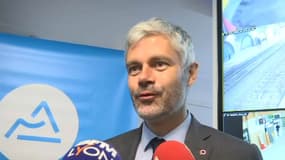 Laurent Wauquiez devant la presse lors d'une visite d'un centre de surveillance de la sûreté ferroviaire à la gare Part-Dieu