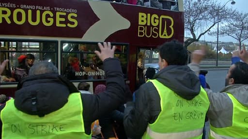 Les salariés des Cars rouges, en grève à Paris, le 29 décembre 2013.