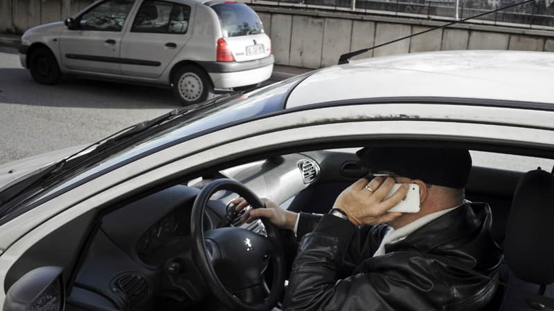 Bientôt, les conducteurs pourront voir leur permis retiré en cas d'infraction commise en même temps que l'usage du téléphone au volant.