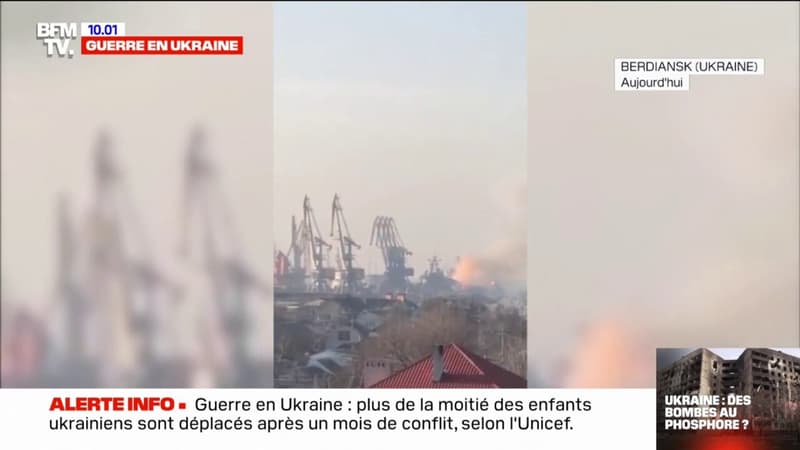 Dans le port de Berdiansk en Ukraine, un navire de guerre russe est en feu
