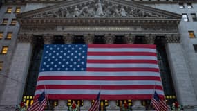 Un drapeau américain est affiché à l'extérieur de la Bourse de New York (NYSE) le 12 décembre 2024 à New York.