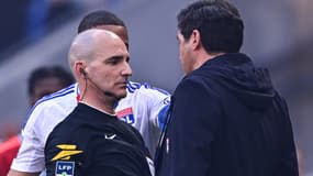Paulo Fonseca face à l'arbitre Benoit Millot lors d'OL-Brest, le 2 mars 2025 en Ligue 1