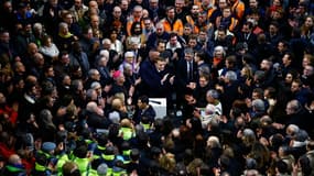 Le président Emmanuel Macron et les ouvriers de la reconstruction de la cathédrale Notre-Dame de Paris, le 29 novembre 2024