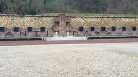 Le tag tracé sur le mémorial du Mont Valérien. 