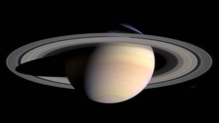 Saturnus kantelde nadat een van zijn manen snel weg was gegaan