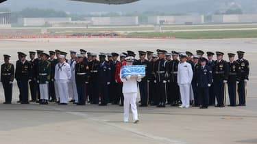 Un garde d'honneur des forces américaines, le 27 juillet 2018 en Corée du Nord, portant la dépouille d'un soldat américain tué pendant la guerre entre 1950 et 1953.