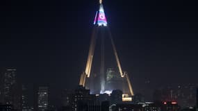 L'hôtel Ryugyong de Pyongyang s'illumine, le 9 avril 2018