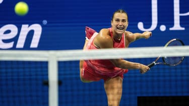 Aryna Sabalenka au service, en finale de l'US Open, le 10 septembre 2023
