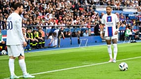 Lionel Messi et Neymar, avant un coup de pied arrêté