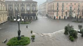 Des inondations frappent la ville de Catane, en Sicile, le 26 octobre 2021.