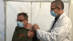 Un homme se fait vacciner dans le centre de vaccination Gambetta à Calais.