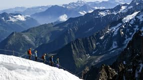 Les membres de la compagnie des guides de Chamonix participent à une randonnée exceptionnelle, entre la France et l'Italie, à proximité du Mont Blanc, le 10 juillet 2021 (ILLUSTRATION randonnée Haute-Savoie). 