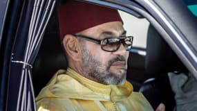 Le roi du Maroc Mohammed VI quitte le palais royal, à Tétouan, le 31 juillet 2023.