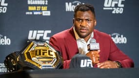 Francis Ngannou face à la presse avec la ceinture UFC des poids lourds