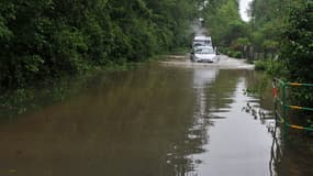 Une voiture bloquée au milieu d'une route inondée dans le Loiret, le 31 mai 2016.