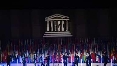 Le groupe de K-POP Seventeen sur la scène de l'UNESCO à Paris le 14 novembre 2023.