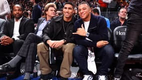 Achraf Hakimi et Kylian Mbappé lors d'un match des Brooklyn Nets le 02/01/2023