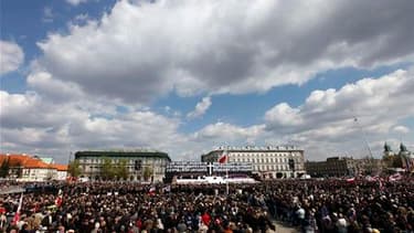 Plus de 100.000 Polonais ont rendu hommage, samedi sur la place Pilsudski, dans le centre de Varsovie, aux 96 victimes de la catastrophe aérienne du 10 avril à Smolensk, en Russie, qui a coûté la vie au président Lech Kaczynski et à son épouse, Maria. /Ph