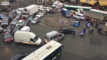 La place Victor et Hélène Basch est bloquée plusieurs heures par jour.