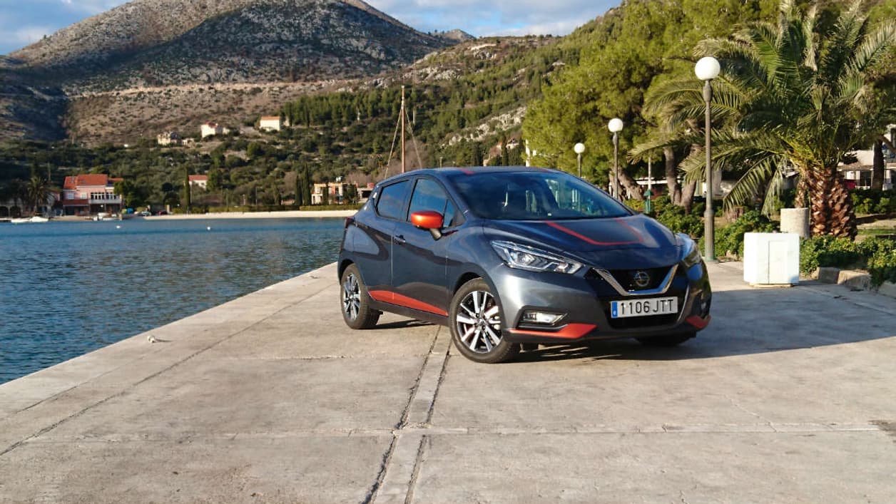La nouvelle Micra affiche un look plus ramassé, donc plus sportif, alors qu'elle est beaucoup plus longue que la précédente génération. La nouvelle Micra affiche un look plus ramassé, donc plus sportif, alors qu'elle est beaucoup plus longue que la précédente génération.