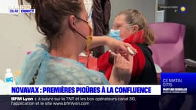 Covid-19: premières injections avec le vaccin Novavax à Confluence