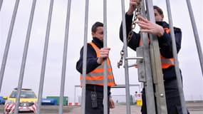 Des employés sécurisent un accès au tarmac de l'aéroport international de Zaventem près de Bruxelles où des diamants d'une valeur estimée à 350 millions d'euros ont été dérobés au moment où les pierres précieuses étaient chargées dans un avion à destinati