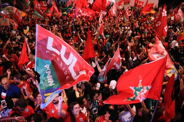 La foule à Brasilia, après l'annonce de la victoire de Lula face à Bolsonaro le 30 octobre  2022