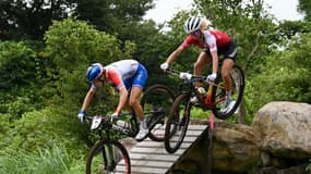 Pauline Ferrand-Prévot devant la future championne olympique, la Suissesse Jolanda Neff, lors de l'épreuve de VTT cross-coutry aux Jeux de Tokyo, le 27 juillet 2021