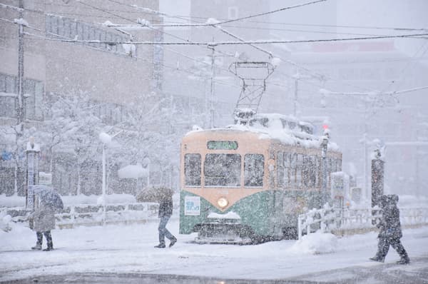 Le trafic est perturbé en raison de fortes neiges à Toyama, au Japon, le 27 décembre 2021