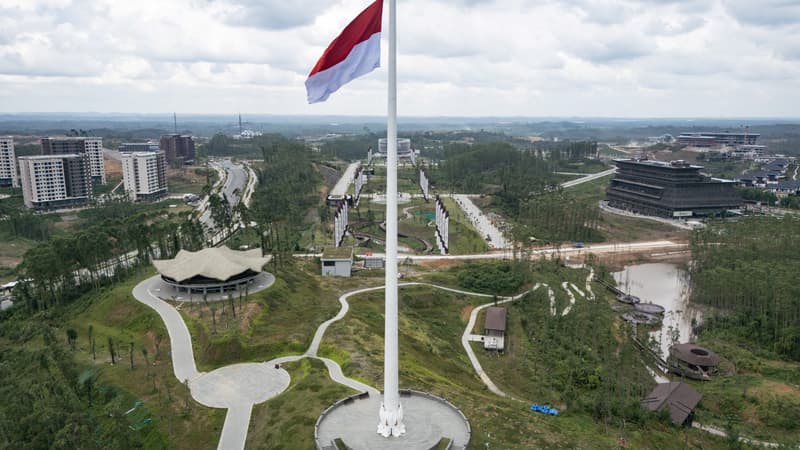 Le drapeau national indonésien, hissé le 14 août 2025, à Ibu Kota Nusantara (IKN), la nouvelle capitale prévue de l'Indonésie, dans le Kalimantan oriental.