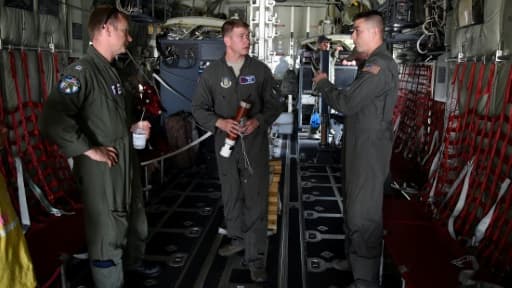 Dusty Lee, Garrett Black et Tom Barnaby dans un avion de reconnaisance Hurricane Hunter WC-130 à Miami le 12 mai 2017 Dusty Lee, Garrett Black et Tom Barnaby dans un avion de reconnaisance Hurricane Hunter WC-130 à Miami le 12 mai 2017