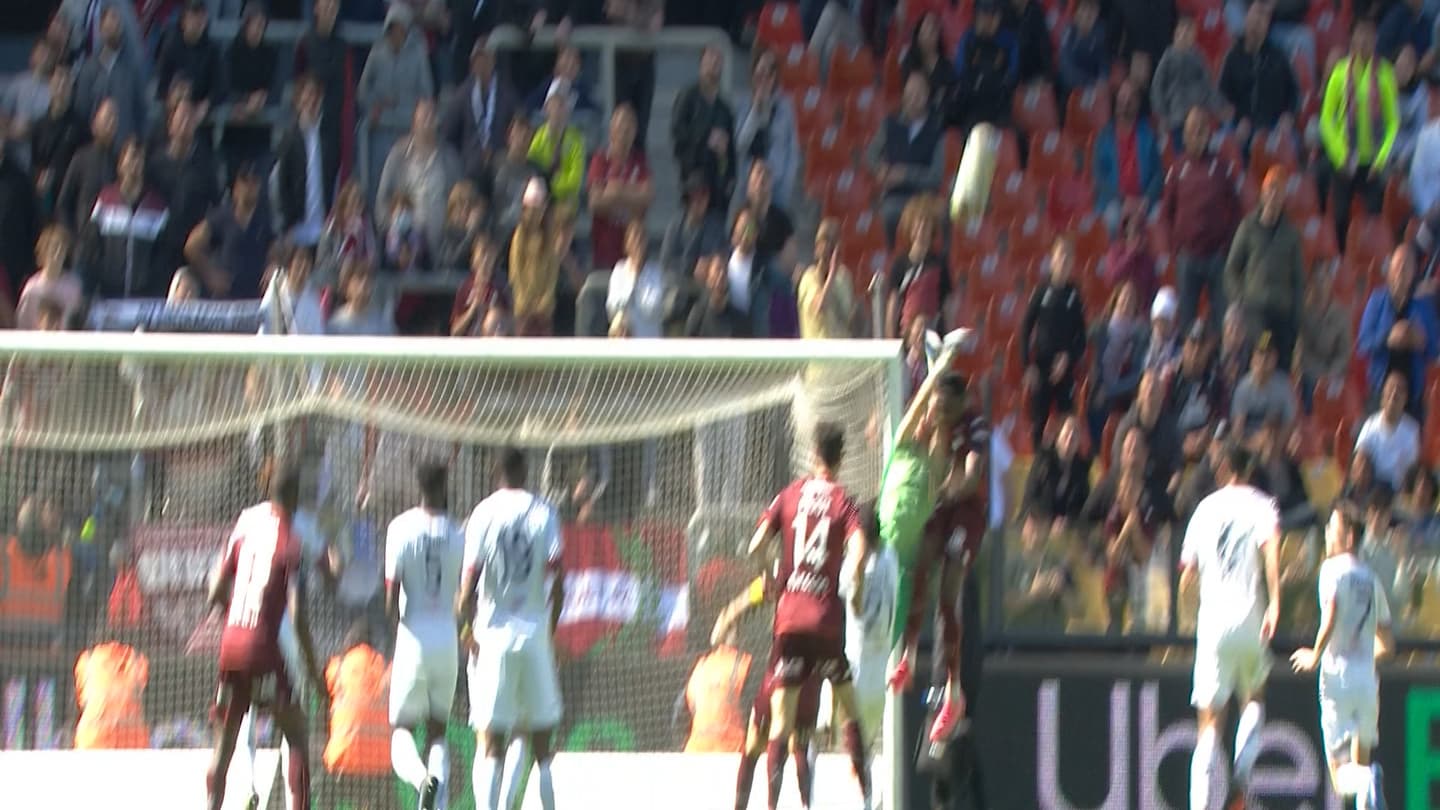 Desmas percuté par Kouyaté dans les airs. Desmas percuté par Kouyaté dans les airs.