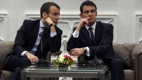 Le ministre de l'Economie Emmanuel Macron et le Premier ministre Manuel Valls à Alger, le 10 avril 2016.